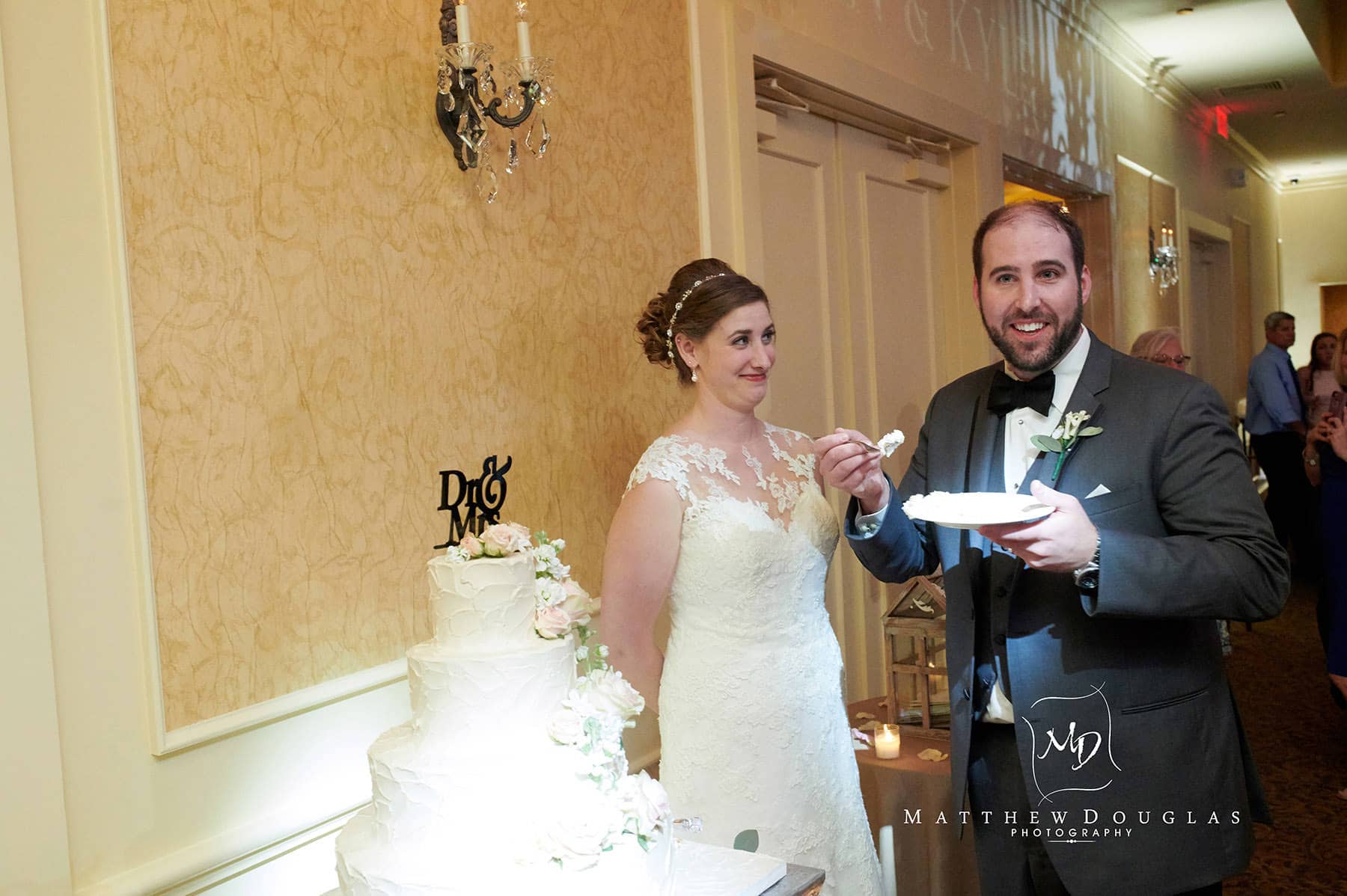 farmhouse at the grand colonial wedding cake
