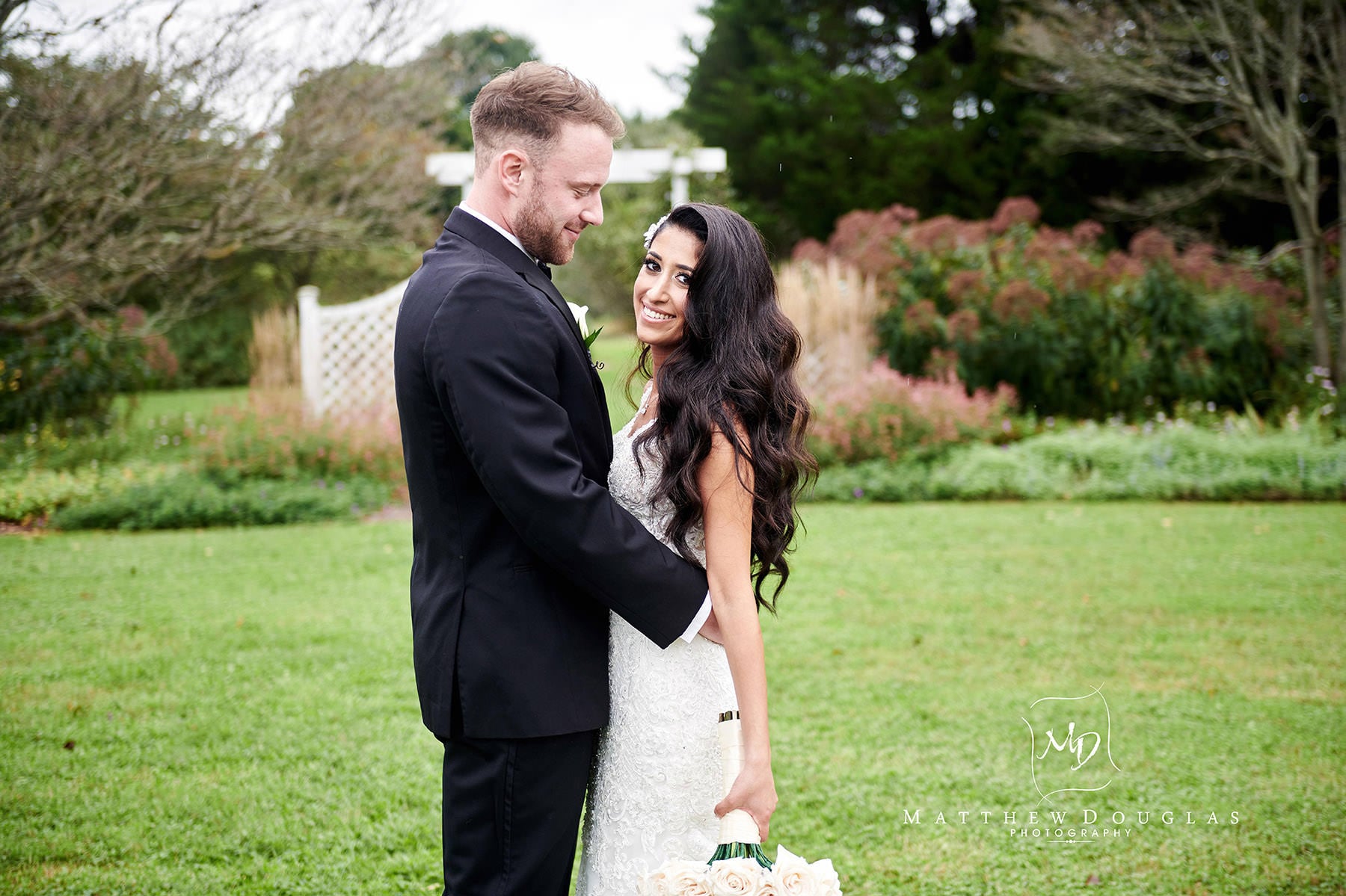 bride and groom at colonial park