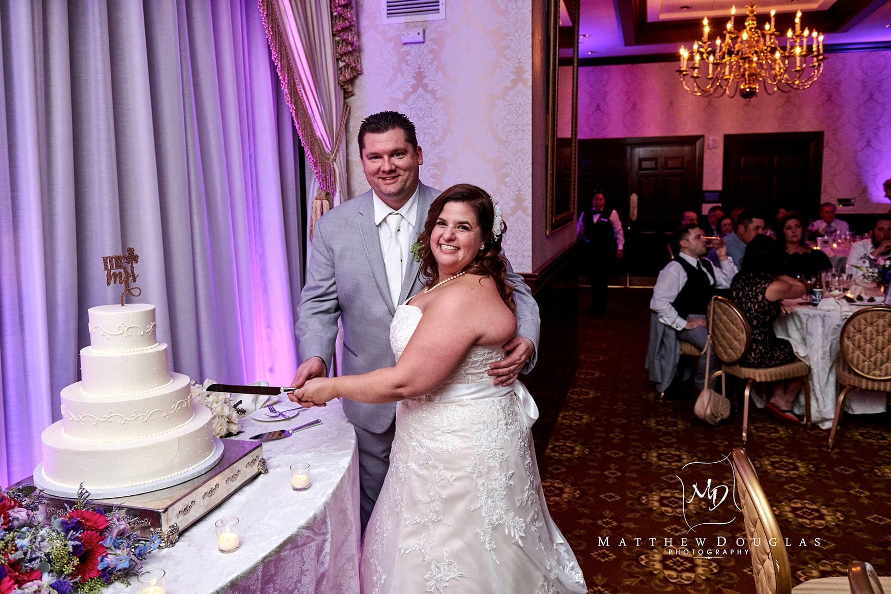 Nassau Inn wedding cake cutting photo