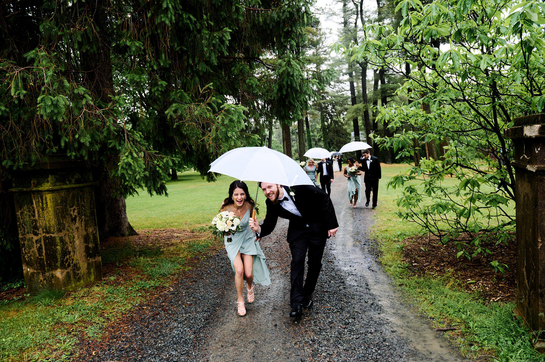 colonial park rain wedding photo