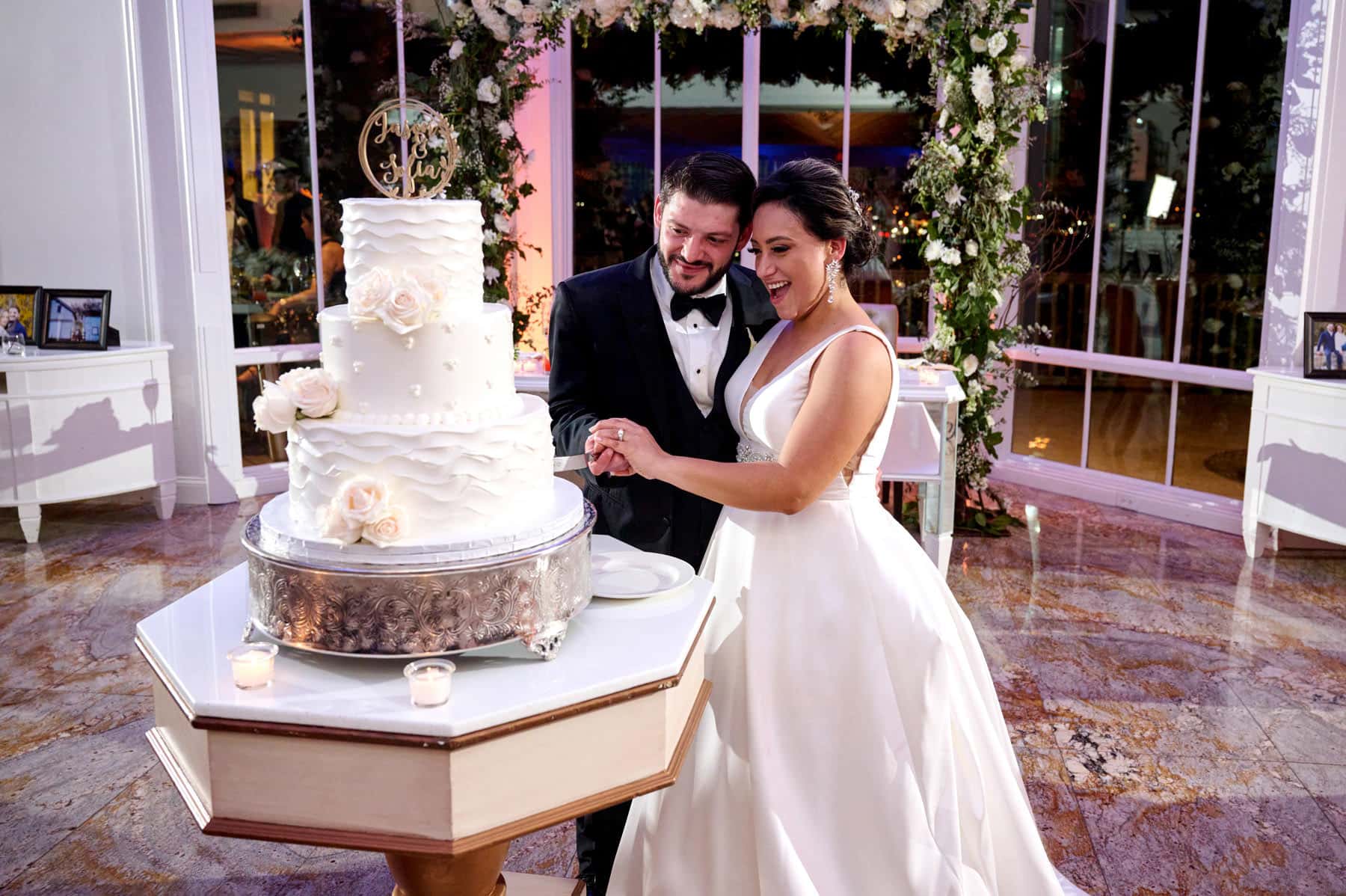 bride and groom cutting the wedding cake at The Westmount Country Club